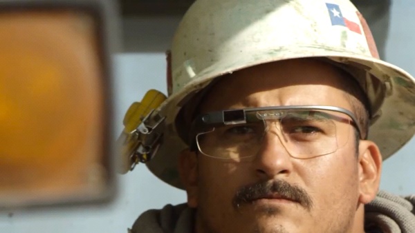 Работник на нефтена платформа използва Google Glass в работата си